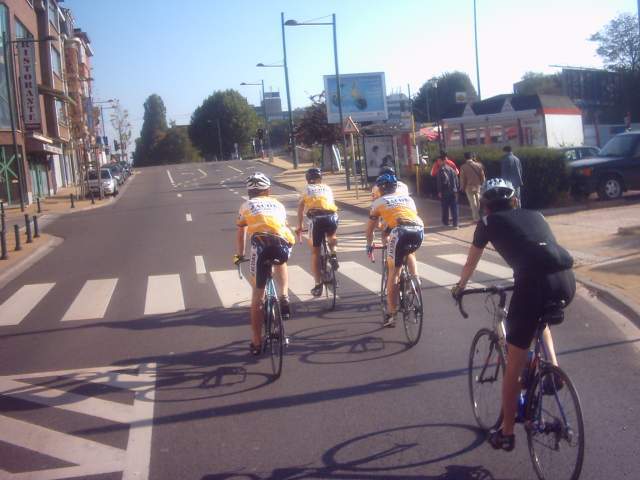 Adieu Autovrij Brussel
De laatste autovrije straten liggen voor ons. Maar toch konden we nog rustig verder fietsen, want even verderop zouden we net buiten de ring de fietspaden rond het vliegveld van Zaventem opzoeken. 
