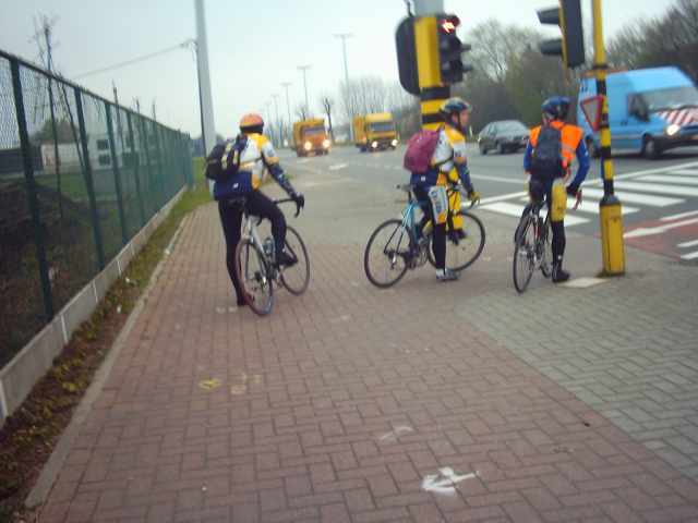 Nissorap Express Versus The DHL Trucks
Even de drukke Lierse Ring oversteken en Johan is er dan al, Koen nog naar het naburige Boechout, Danny en Pit nog een stevig stuk naar de Antwerpse binnenstad.
