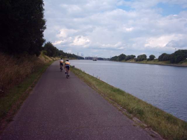 Terugrit langs Albertkanaal
Rustig uitrijden op een vlakke weg langs het kanaal. Zo kunnen de benen terug bekomen van de zware dag.
