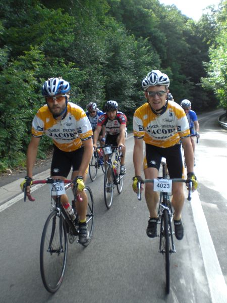 Samen dansen.
's morgens was het weer nog prachtig, maar voor de late namiddag werd regen voorspeld.  Daardoor moest onderweg nog beslist worden of we voor de 130 km of voor de 196km gingen.
