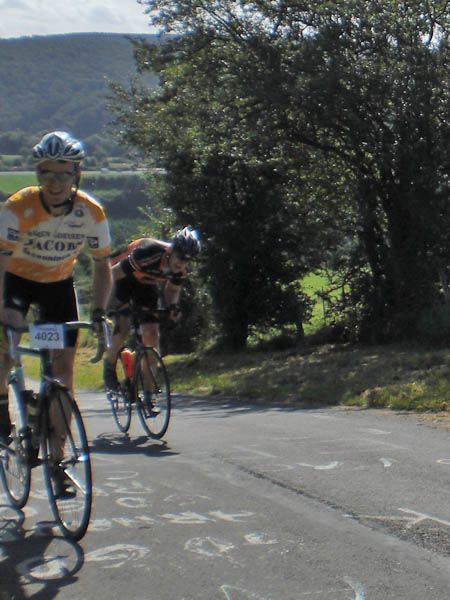 Pit heeft oog voor de camera.
Terwijl de wielertoerist op de achtergrond alles geeft, rijdt Pit met sprakeloos gemak de Col de la Redoute op.
