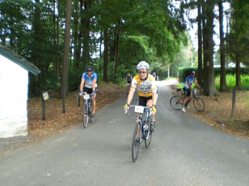 Pit aan de kapel boven op de CÃ´te de FerriÃ¨res.
Oef ook boven, Nu volgt er nog een mooie afdaling en dan kunnen we beginnen aan de gevreesde Rideux.
