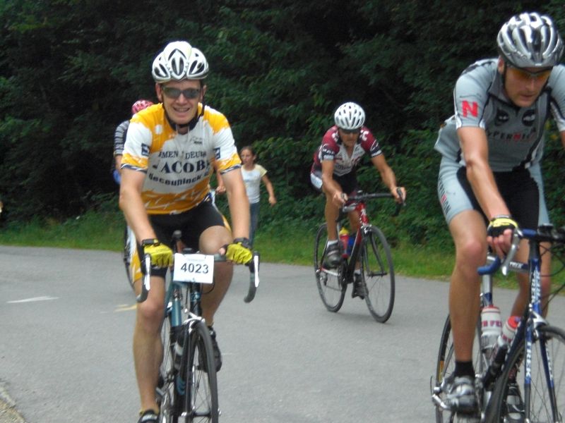 Handjes op het stuur op de Col de Rideux.
Een tweede lastig stuk is de passage van de Col de Rideux.   Pit heeft er geen problemen mee, maar het gezicht van de andere wielertoeristen spreekt boekdelen.
