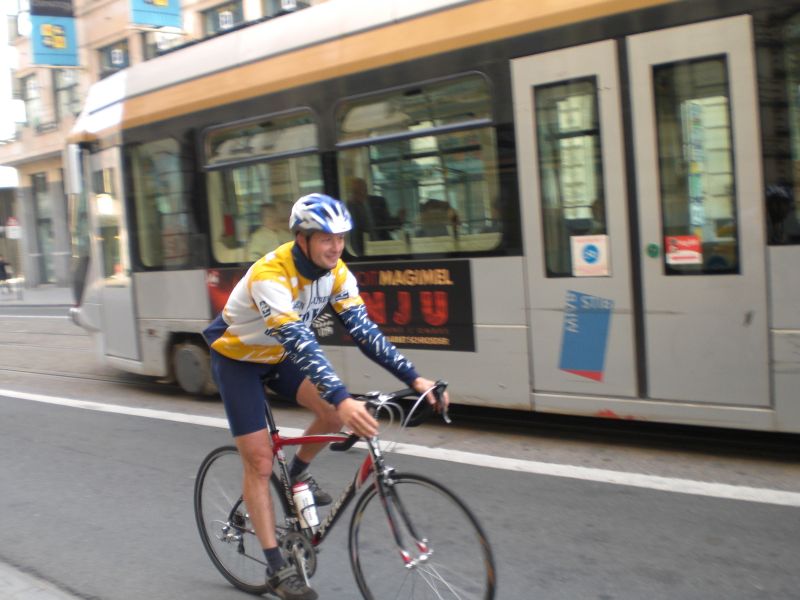 Attention tram !
Oppassen voor trams want autovrij wil niet zeggen tramvrij. Verder was het aan elk rood licht kiezen tussen stoppen voor niets of kalm en voorzichtig door de chaos verderrijden.
