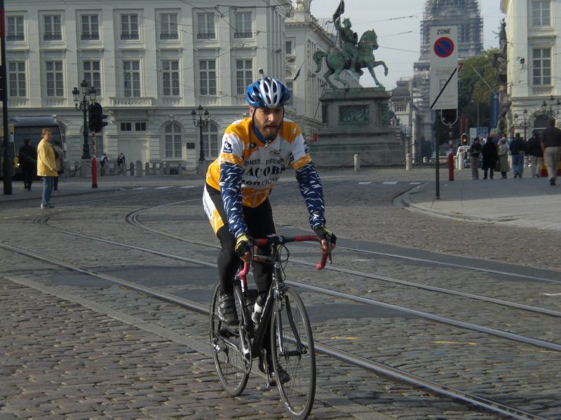 Raf op goed spoor
De man in vorm van de zomer, en eigenlijk van heel het jaar. Zelfs na een nachtje doorzakken, rijd je hem er niet af.
