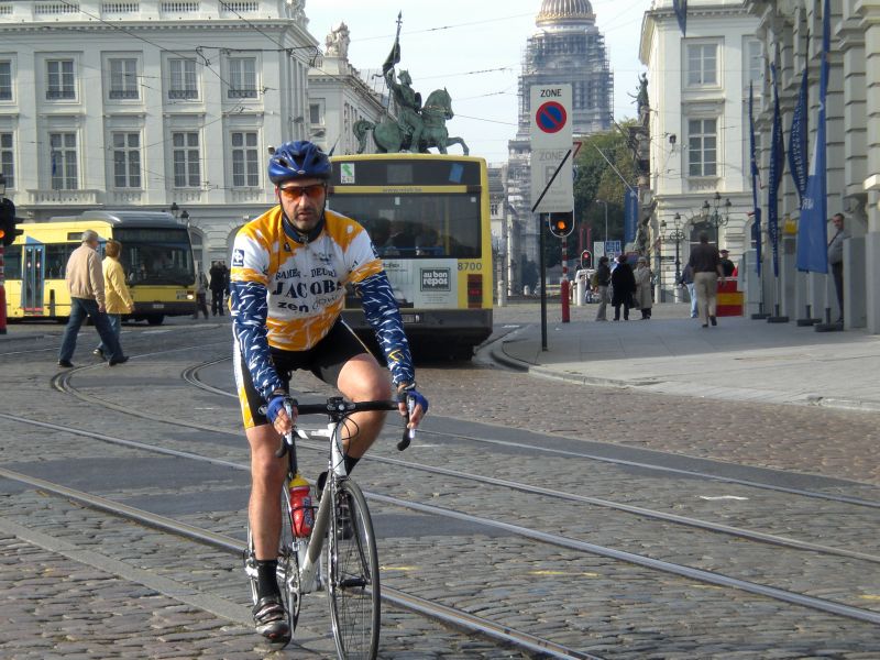 Hale op een nieuwe fiets
De tweede rit en nog steeds op eieren rijden en proberen te wennen aan de andere zithouding. Op de achtergrond het justitiepaleis met de stellingen rond de koepel.
