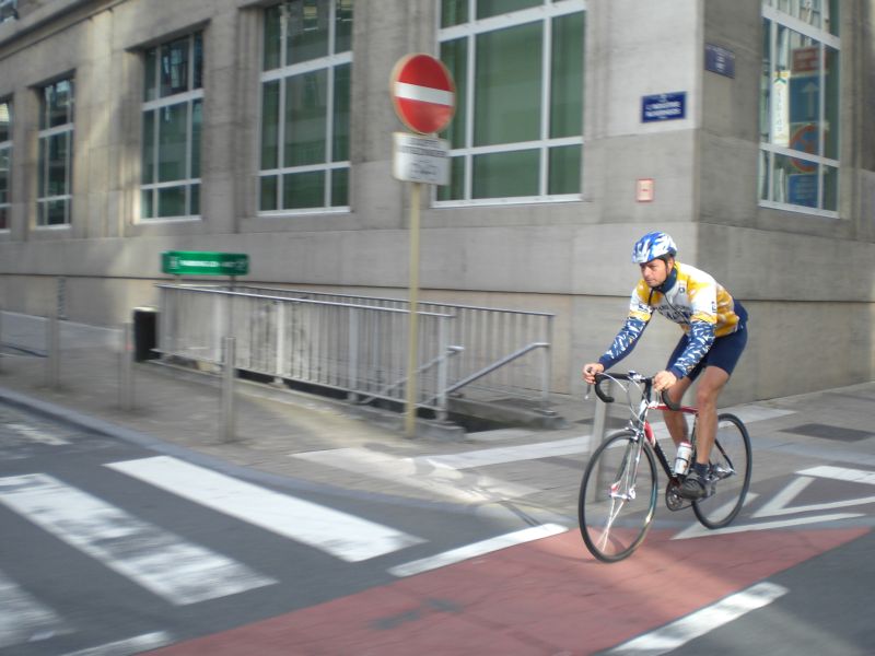 Fre demonstreert in de Wetstraat
De Wetstraat is een Ã©Ã©nrichtingsstraat maar heeft wel een fietspad tegen de richting in. Bovendien is die richting bergaf en kan je er vaart maken. Fre demonstreert zijn zweven-boven-het-zadel-techniek.
