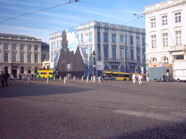 Was Christo in Brussel ?
Dit gebouw was met een zeil afgeschermd, maar de opdruk is een prachtige "trompe l'oeil" die door haastige voorbij-rijders niet steeds wordt opgemerkt. 
