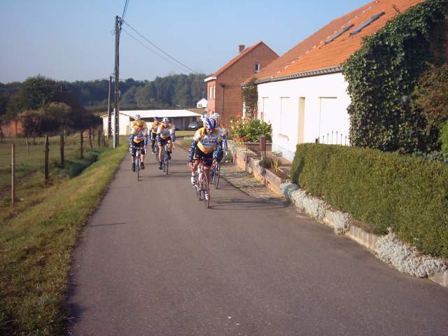 Eerste groep op achterkant Hondsheuvel
De tweede groep die de schifting op de Moedermeule overleefd heeft, komt boven op de Hondsheuvel langs de achterkant.
