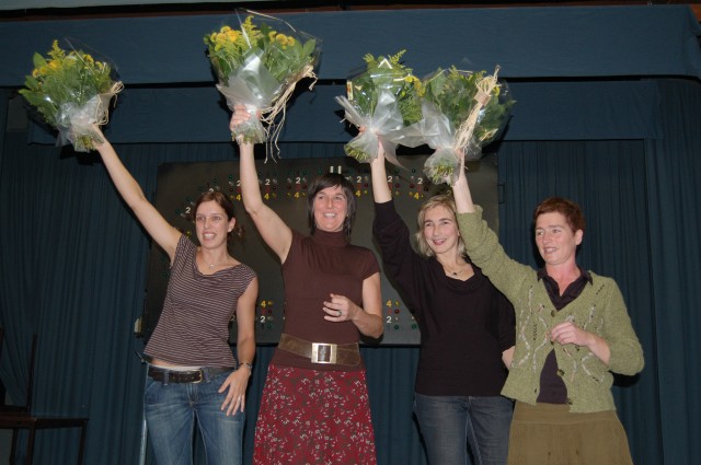 Larum Ladies in de bloemetjes gezet 2
Als er dan toch eens een damesploeg meedoet, dan mag die gerust een paar keer op de foto staan!
