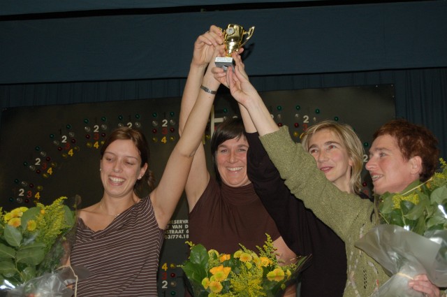 Larum Ladies 16e plaats
Na de bloemen, ontvingen de Ladies ook nog de trofee voor de 16e plaats, die ze seconden later al lieten vallen!!!! Vrouwen!!!
