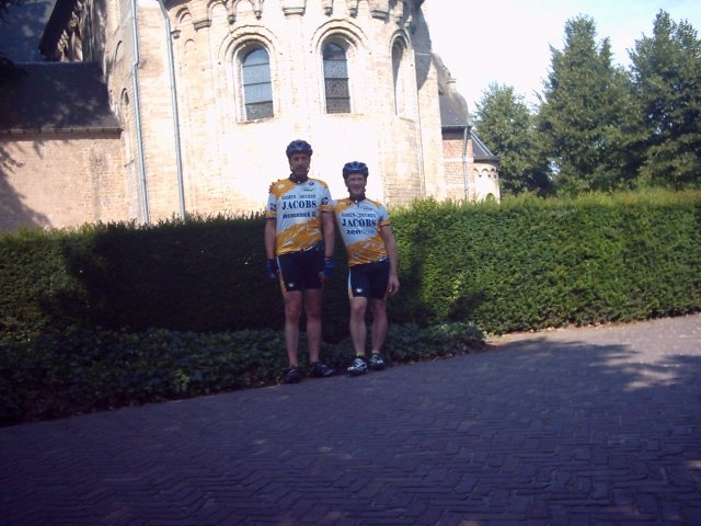 Poseren voor de abdij tijdens klokkengelui van mis van 10u.
De foto die vorige keer met veel moeite tot stand kwam, was nu een makkie. Met het kodakse op automatische zelfontspanner was het zelfs niet nodig om de bejaarde kerkgangers lastig te vallen hiervoor.
