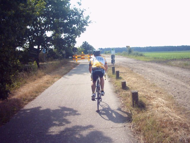 Johan vindt een grensfietspad
Een fietspad dat pal op de rand van de grens met Nederland liep was de ideale route om rustig in volle natuur de terugtocht aan te vatten na het ook al ontspannende terrasje aan de Postelse abdij.
