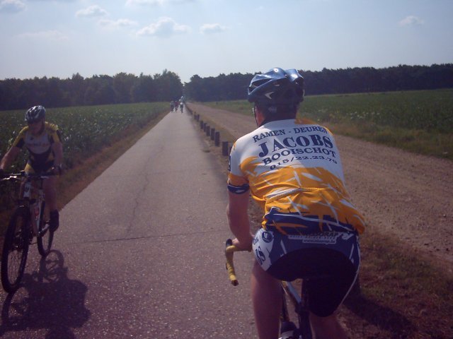 Johan op het grensfietspad
Toch redelijk druk op deze route. Blijkbaar trek zo'n route zonder auto's redelijk wat volk. Ook een groepje toeristen waarbij we aansloten en waarvan eentje Johan bijna van zijn fiets veegde. Johan stak natuurlijk net voorbij op moment dat er tegenliggers aankwamen (wanneer anders !-). De renner voor hem zwaaide met de arm achterwaarts zonder omkijken en had bijna Govaerts-kipkap uitgevonden.
Even verder was het inderdaad aangewezen om voorbij te steken, want 2 kerels waaiden er gewoon af, en gingen zelfs even schouder tegen schouder rijden om mekaar op de baan te houden ;-)
