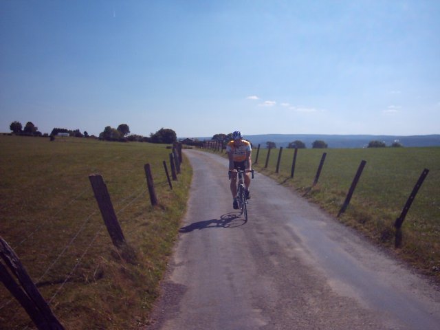 Fre in het landschap
We rijden verder nadat de Pit en Ludo terug opgedoken zijn. Fre sluit aan.
