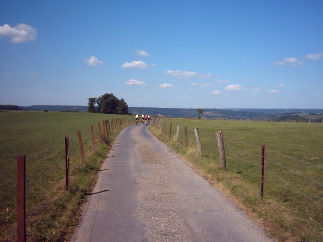 Groep op een mooie heuvelrug
Het mooie aan de beklimming was het zicht boven, op de wijde omgeving, en dan nog een stevige afdaling in het vooruitzicht, maar ook het besef dat er straks weer geklommen zal moeten worden naar gindse overzijde.
