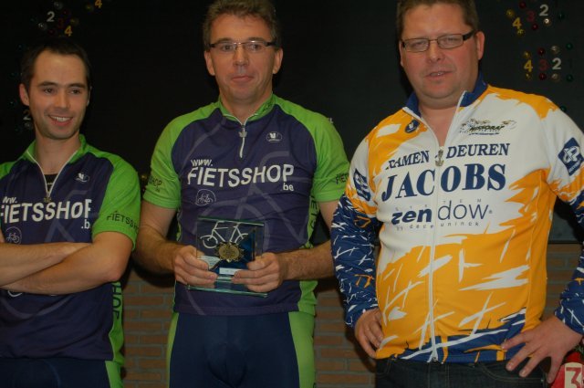 Winnaars VoR11: FIETSSHOP RACERS !!!
Fiere kapitein Karel slaagt er eindelijk in om de VoR te winnen, zal hij volgend jaar nog terugkomen ondanks de beloftes die hij thuis maakte???
