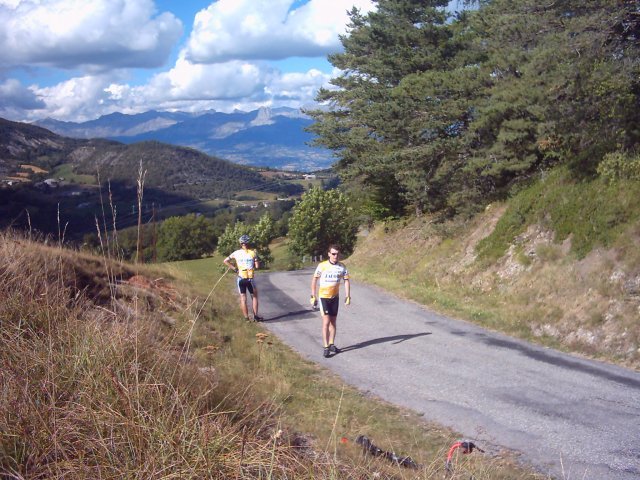 Wachten op Daniel
Op de Col des Fyllis was het tempo op het einde serieus opgevoerd wegens een leep plan van Pit, berekenen van den Hale en de geldingsdrang van Raf. Dus was het een poos wachten op DaniÃ«l en alvast Raf en Pit gingen een erehaag vormen met applaus voor de geleverde inspanning. Lees het volledige verhaal van die 3de dag [url=http://www.nissorap.be/alpen2010dag3.html]hier[/url]
