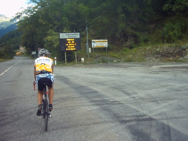 Col-verwittiging
Een verwittigingsbord op weg naar het hotel, richting Barcelonnette: "Werken op de Col de Cayolle, mogelijk file".
