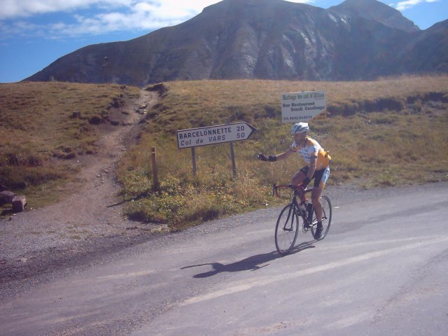 Raf op de Col d'Allos
Raf komt boven op de Col d'Allos. [i]Om te verhullen dat hij slecht zat, pakt hij rap zijn camera om te doen of hij aan het filmen is.[/i] Grapje uiteraard. Die statische foto's onderweg hebben we eigenlijk voldoende en Raf ontdekte dat het filmen tijdens het rijden, ook leuke herinneringen oplevert.
