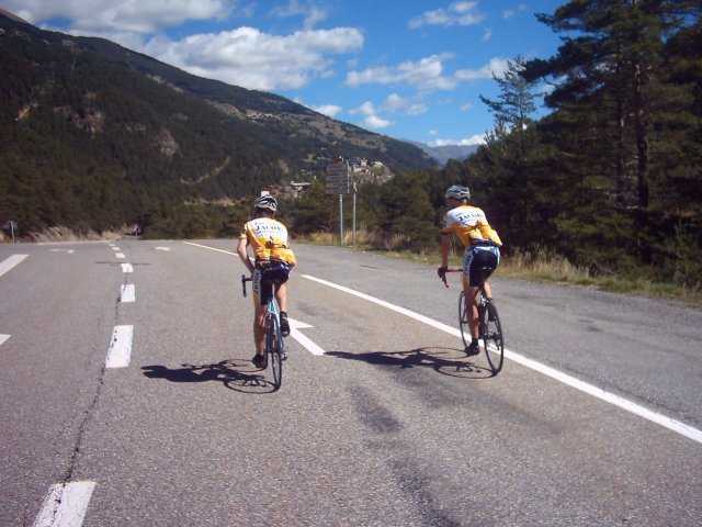 Zicht op Chauteau Ville Vieille
Hier linksom is de 'echte' start van de beklimming van de Col d'Izoard, die wij zouden nemen. Rechtdoor ligt de klim van de Col d'Agnel via Chateau Ville Vieille, een beest van 42 km lang waarvoor we -achteraf bekeken spijtig genoeg- bedankten.
