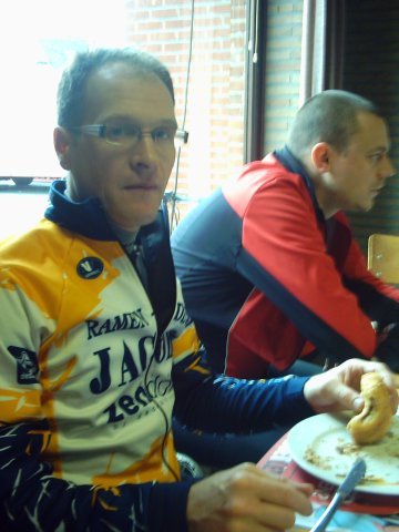 Johan eet eerst Raf zijn bord leeg
Typische wedstrijdsituatie: Raf is vooruitgesprongen, en Johan gaat erachteraan, en doet dan wat Decauwer zegt dat je moet doen: "de ander zijn bord leeg eten!'. Alleen was het hier op het 'de-24-uren-van-Hallaar' ontbijtbuffet, en Johan zijn bestelling lag nog onderaan de stapel bij de koks. Al goed dat Raf nog connecties heeft bij de leiding zodat zijn spek snel kon gebakken worden.
