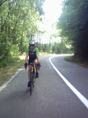 Fietsshopper Luc klimt
Fietsshopper Luc, een ventoux-op-rollen deelnemer en schoonbroer van den Hale, wou wel eens een Ardennenritje met ons meerijden, om zijn conditie te testen en omdat hij de afstand en de hellingen nog niet gedaan had in een toeristenrit. 
