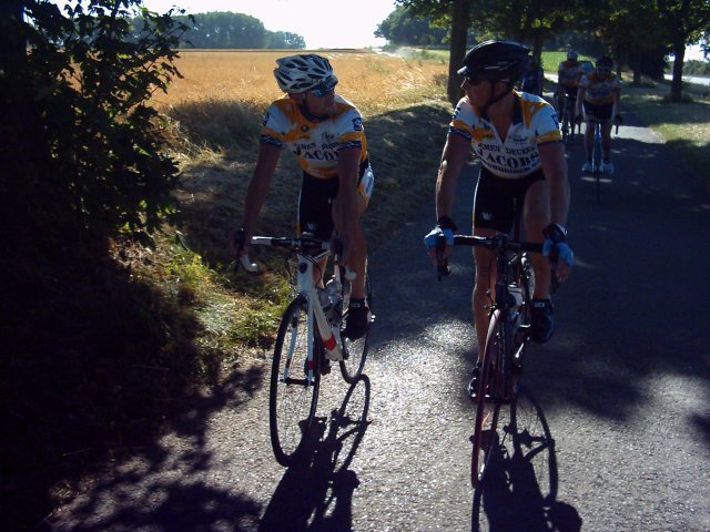 Niet naar Leuven 1
In de omgeving van Bierbeek, moest Koen zich even oriÃ«nteren nadat een nieuw stuk parcours was gereden. Een wegwijzer die richting Leuven aangaf in de richting die we moesten volgen zaaide voor verwarring omdat Koen stellig beweerde dat dat niet naar Leuven zou leiden.
