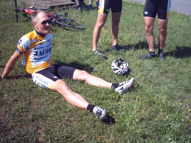 Johan strekt de benen
Op het gras in Remouchamps bij de bevoorrading even de benen laten rusten want op enkele honderden meter begint de klim van La Redoute.
