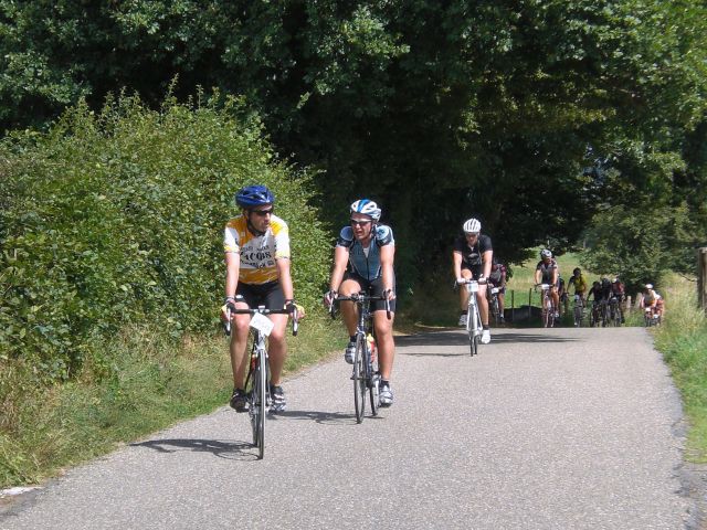 Hale boven op La Redoute
Sinds hij regelmatig naar het werkt fietst, is La Redoute voor Hale niet meer de kuitenbijter van enkele jaren geleden, toen hij met moeite de steilste stukken fietsend op kon. Alleen is zijn klimstijl nog wat teveel jojo volgens de anderen.

