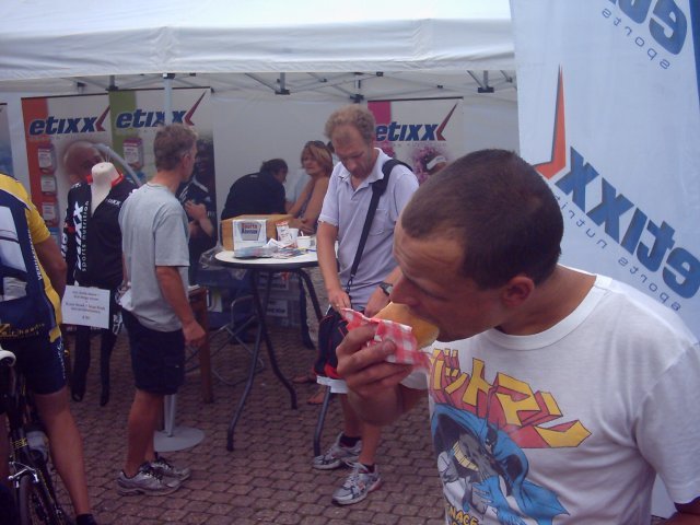 Jokke is een bijter
En de worsten op de Kelly vragen er gewoon om...
