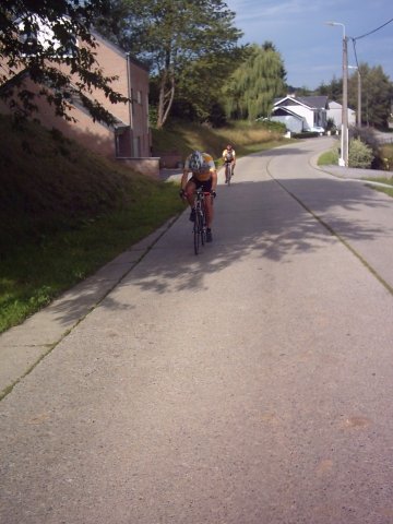 Raf aarzelt en Danny nadert
In het eerste gedeelte reden we samen met Danny die voor de 135km ging. Na de hellingen waar het voor Danny te steil ging, werd steeds gewacht. Raf ging hier voor het mooie plaatje waar hij met enkele meters voorsprong op Danny richting camera zou spurten. Maar daar was dan Murphy met een haperend schakelapparaat. En Danny naderde en hij naderde..., en hij kwam dichter!.
