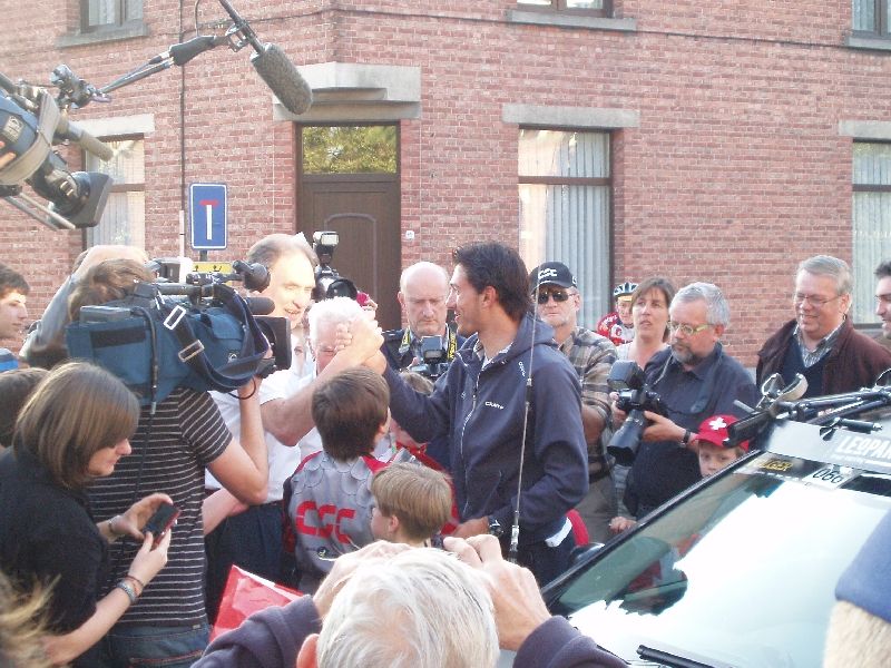 Eindelijk daar is hij.
Na een tijdje wachten kwam Cancellara dan eindelijk toch aan, na het rijden van de Scheldeprijs. De pers was talrijk aanwezig.
