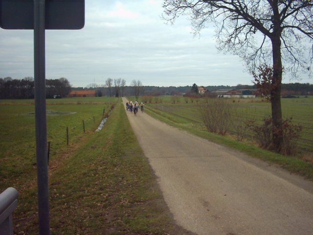 Danny aan de Zegge
Danny een zeldzame keer voor de groep. Ik drukte vroeg af om daarna nog een tweede foto te nemen. Kijk hoe ver de groep nog is, en hoe ze Danny vlak op het wiel zitten. Bekijk nu de tweede foto en schrik niet. 
