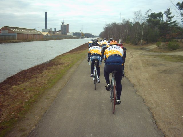 Fabriek van Olen
Op het jaagpad naast de Kempische Vaart in Sint-Jozef-Olen achter de fabriek van Unio-MiniÃ¨re (nu Umicore)
