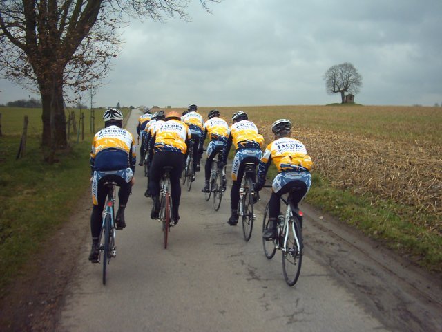 Het Mooiste Plekje Van Het Hageland
Een uurtje rijden en we zijn bij wat velen van onze club en wie we erover navragen "Het Mooiste Plekje van het Hageland" vinden. Het uitzicht op de eenzame kapel met de bolle kruin van een boom erachter, gezien vanaf het kasteel van Horst, dat zelf ook de moeite waard is.
