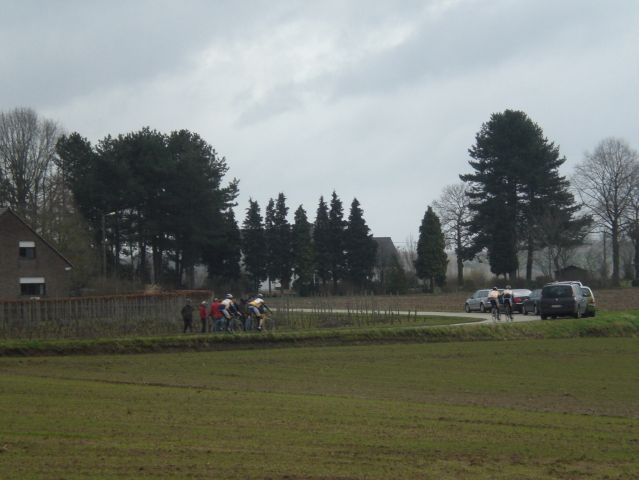 Boven Op Chartreuze
De eersten zijn al boven op de Chartreuzenberg in Holsbeek. Van hieruit keren we over Rotselaar en Werchter terug.
