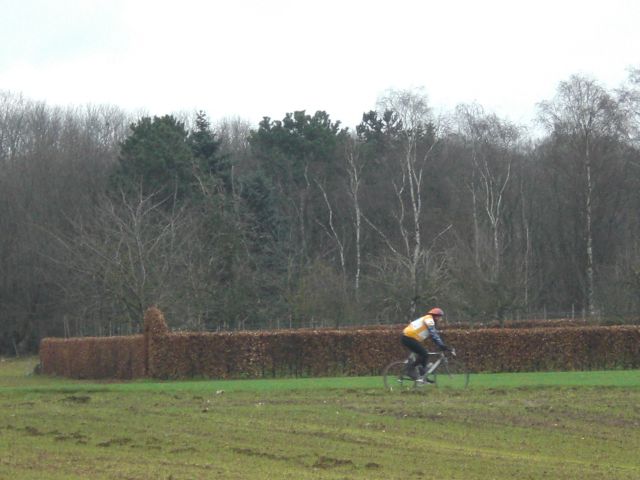 Danny Sluit Aan
Danny sluit de rangen, en het lijkt of hij een binnenweg door de velden neemt, maar dat is gezichtsbedrog.
