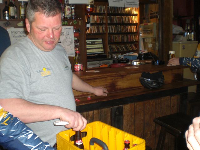 Lukke Bedient In Den Oude Ketel
Lukke deelt de wapens uit waarmee we ons uit de slag trekken in CafÃ© Den Oude Ketel. Hopelijk vallen er geen gewonden.
