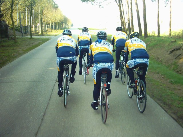 Groep richting Lille
Richting Lille door de velden en boskanten, bij een stralende zon, en bijna geen wind. Prachting fietsweer !
