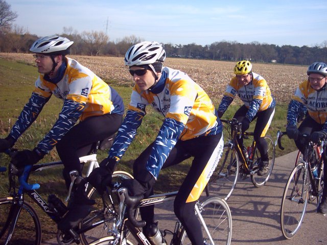 Wim focust op achterwiel
Wim met gedreven blik op het achterwiel van Rafke gericht. De voorzitter was er gemotiveerd bij en toonde zich achteraf samen met de anderen van deze groep tevreden met de rit.
