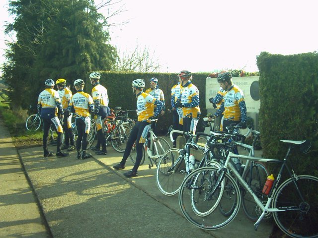 Samenkomst bij gedenksteen
Beide groepen kwanen samen aan de gedenksteen. Bij de A's had Raf een lekke band gehad waardoor de voorsprong niet te groot was. Hun parcours was namelijk moeten ingekort worden wegens 'schijnbaar' onhaalbaar.

