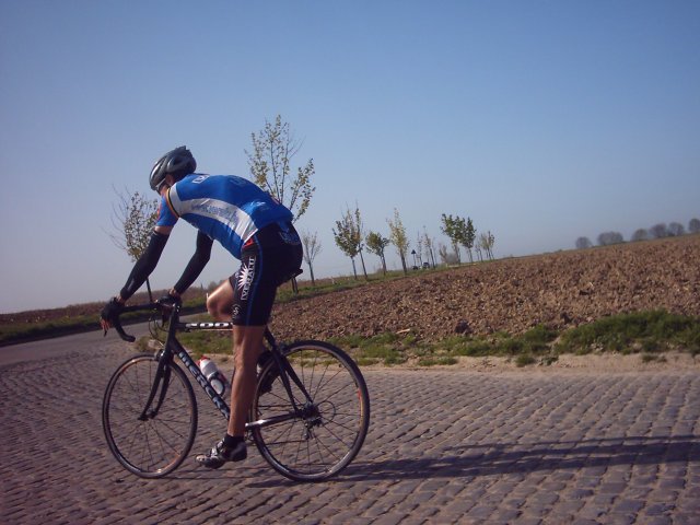 Ludo doolt en dolt
..."Langs hier verder ?" Ludo steekt de weg over en vervolgt op de korte kasseistrook aan de overkant. Die gaat echter over in een zandweg (of zitten de kasseien daar diep onder?) Een grapje van Ludo, die niet echt houdt van oneffen wegbedekkingen.
