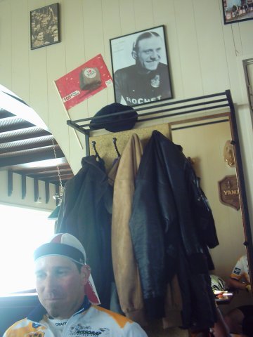 Tom bij foto van ex-winnaar Georges Claes
Aan de muur hangt het portret van de kampioen en enkele memorabilia. 
