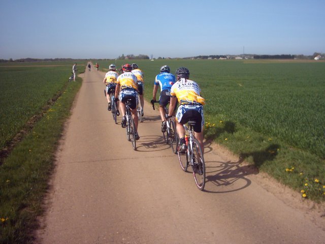 Groep richting Roussel 1
De groep op terugweg. Pit zal vlak voor de Roussel een eerste keer vandaag plat rijden. 
