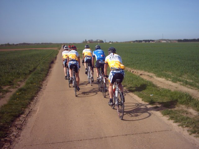 Groep richting Roussel 2
In de verte reden enkele autos even door de berm waardoor enkele stofwolken opgeworpen werden. Weer dat Roubaix-gevoel... Pit dreef het nog verder en zou op 5 kilometer van den Don nog platrijden. Van Summeren is later die dag verder gereden op een leegloper en won !!

