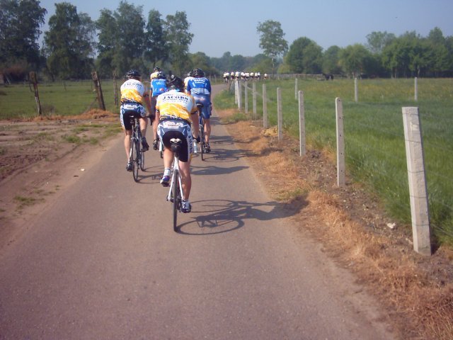 Groep inhalen 1
Goed weer en dus veel fietsers op de baan. Hier halen we een groep in.
