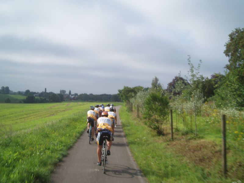 Op weg naar Namen langs de Ravel2 - 1
Vanuit Hoegaarden kan je de Ravel2 volgen (een tot fietspad omgevormde oude spoorwegbedding) die je recht naar Namen brengt.
