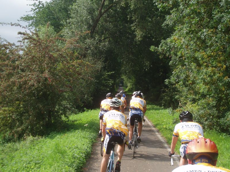 Op weg naar Namen langs de Ravel2 - 3
De weg voert soms langs open stukken maar vaak ook langs holle wegen.
