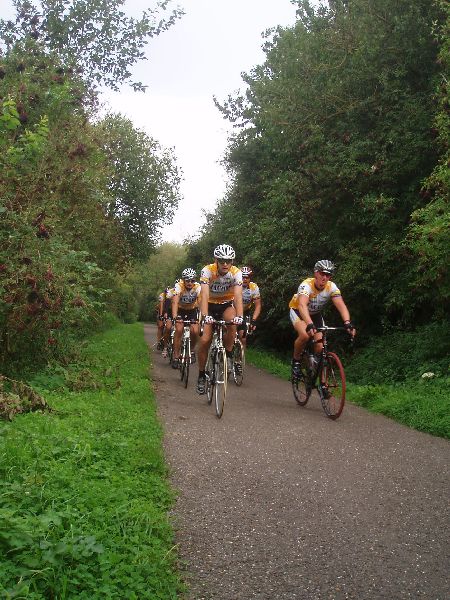 Op weg naar Namen langs de Ravel2 - 4
Na deze foto werd het hoog tijd voor de fotograaf om even te gaan uitblazen in het wiel, want de spurtjes van voor naar achter en terug voor de foto's begonnen door te wegen!
